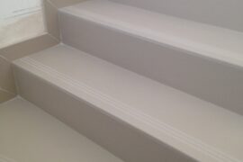 Отделка бетонной винтовой лестницы керамогранитом